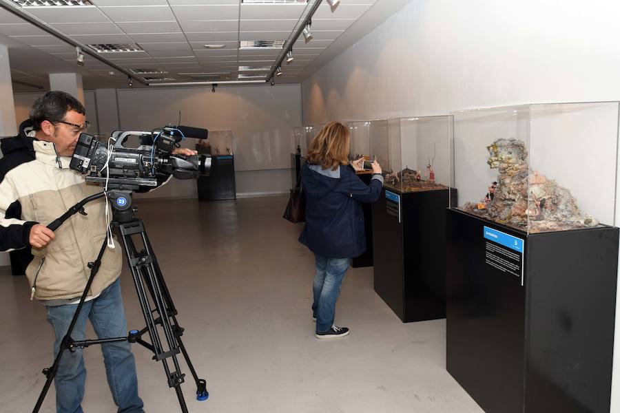 Desde el tiempo de las cavernas al de Internet. La Fundación Educa ha desplegado en San Pedro Alcántara de la mano del Ayuntamiento de Marbella una exposición histórica que se sale de lo convencional. La plastilina es la materia prima utilizada para recrear veinte etapas significativas de la humanidad.