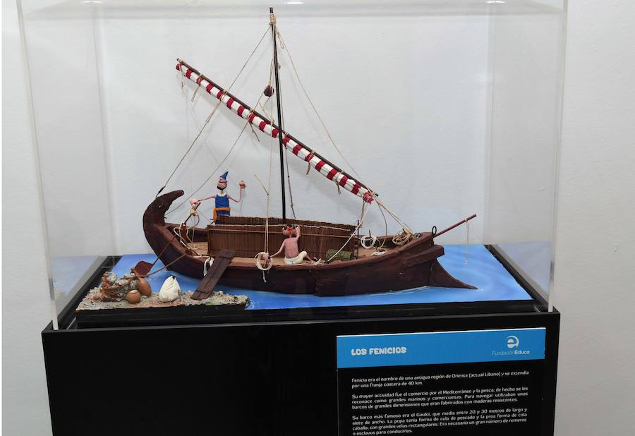 Desde el tiempo de las cavernas al de Internet. La Fundación Educa ha desplegado en San Pedro Alcántara de la mano del Ayuntamiento de Marbella una exposición histórica que se sale de lo convencional. La plastilina es la materia prima utilizada para recrear veinte etapas significativas de la humanidad.