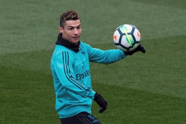 Cristiano Ronaldo, en el entrenamiento de ayer. :: rodrigo jiménez. efe