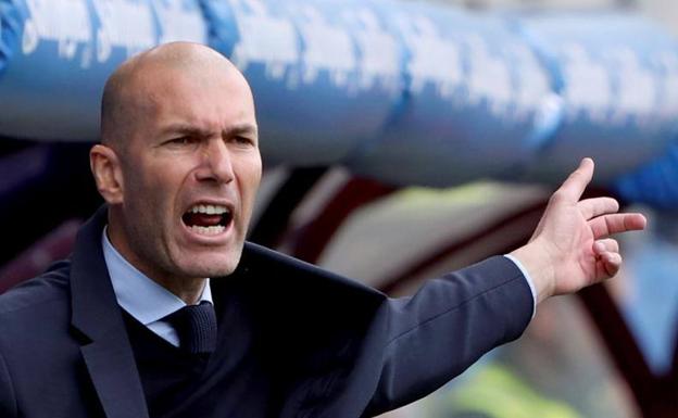 Zinedine Zidane dirige a sus jugadores en Ipurua. 