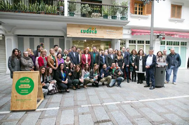 Decenas de personas acudieron a la inauguración. :: sur