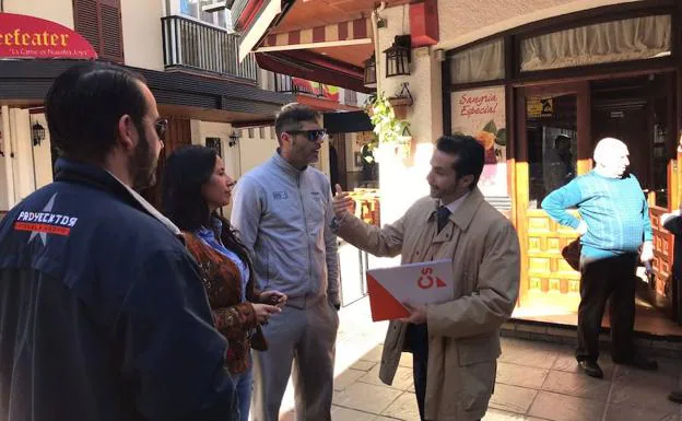 El portavoz de Cs, Javier Toro, junto a algunos comerciantes de la zona cuyos negocios alcanzan hasta 45 años de antigüedad.