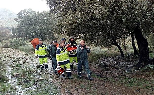 Una vecina, que reclama a Endesa la construcción de un camino que no hizo al construir la presa, se cayó al ir a pie por el terreno.