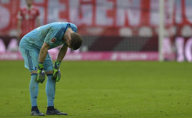 Christian Mathenia, guardameta del Hamburgo, tras la derrota ante el Bayern (6-0).
