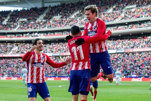 Vrsalkjo y Griezmann felicitan a Correa tras su gol ayer. :: efe