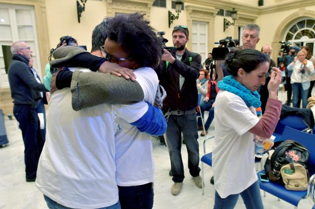 Ana Julia Quezada abraza a Ángel Cruz en presencia de Patricia Ramírez, madre del pequeño, durante el acto de apoyo del viernes en Almería. :: EFE/Carlos Barba