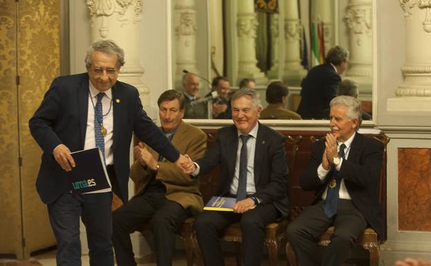 El rector de la UMA, que leyó la laudatio del nuevo académico, saluda a Rafael Garesse. 