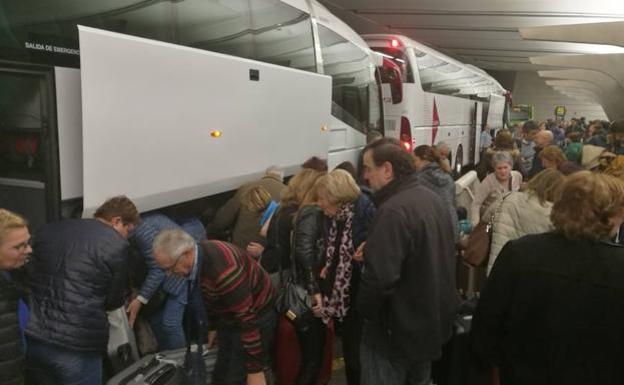 Los pasajeros del vuelo, tras llegar en autobús al aeropuerto de Bilbao