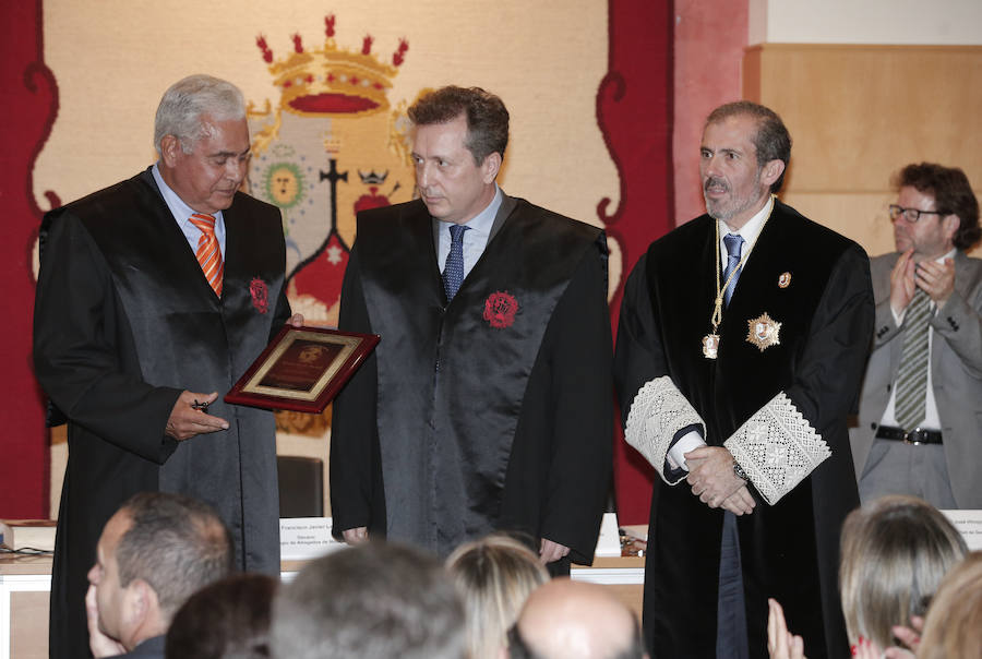 El Colegio de Abogados de Málaga ha sido el escenario en el que se ha celebrado el acto de entrega del premio Jurista del Año, que concede la World Jurist Association y que poseen personalidades de la talla de Nelson Mandela. El galardonado ha sido el abogado malagueño Javier Cremades, que se ha convertido en el primer español en obtener este reconocimiento en la historia de este colectivo -que comenzó su andadura en Atenas en el año 1963-. Cremades ha transmitido su emoción por recibir el premio en su tierra y ha mostrado su agradecimiento a todos los presentes.