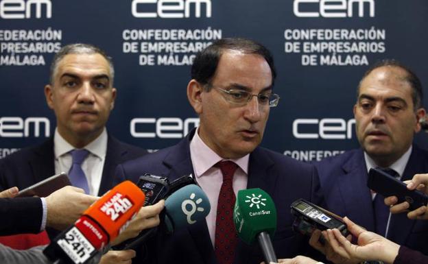 El presidente de la CEM, Javier González de Lara; el presidente de ATA, Lorenzo Amor, y el presidente del PP de Málaga, Elías Bendodo