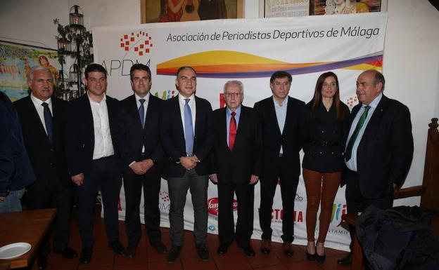 Imagen principal - Del Río, Ortega, Conde, Bendodo, Castillo, Rengel, Pérez de Siles y Beltrán. El histórico redactor jefe de Deportes, junto a su ‘familia’ de SUR. El homenajeado, junto a su esposa, Ana. 