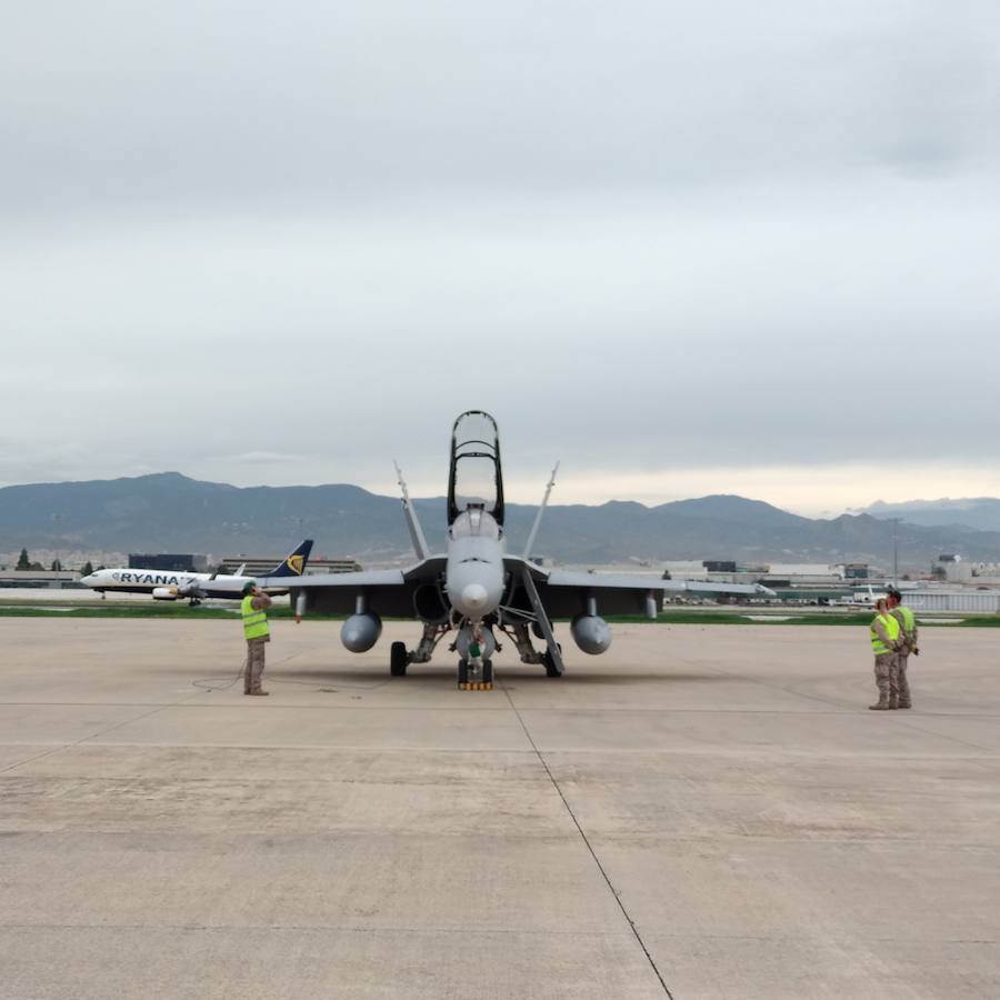 Fotos: Maniobras aéreas de cazas F-18 en Málaga