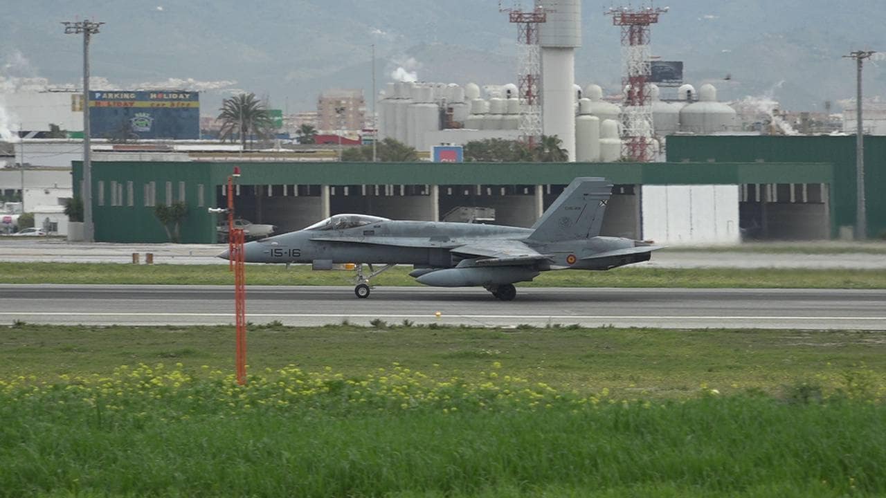 Fotos: Maniobras aéreas de cazas F-18 en Málaga