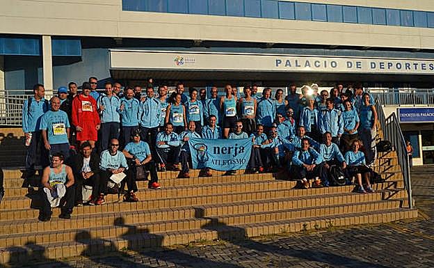 Los integrantes del Nerja Atletismo, poco antes de comenzar la edición de 2016. 