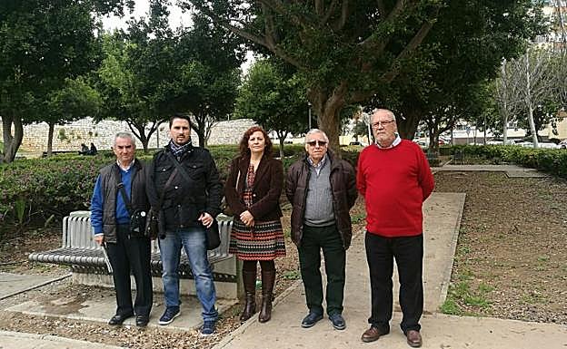 Representantes de la asociación La Unidad y vecinos en el parque.