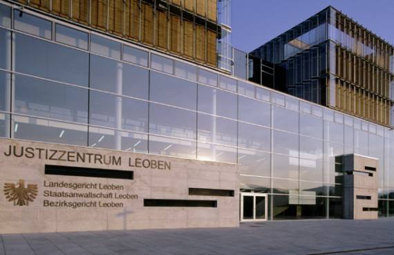 Leoben Justice Center (Austria). Una de las cárceles más hermosas del planeta, el diseño, más parecido a un conglomerado de oficinas que a una prisión, fue obra del arquitecto Joseph Hohensinn. Cada habitación cuenta con baño y cocina privados, ventanas (irrompibles) de suelo a techo, escritorio y estanterías. Dispone de un enorme gimnasio, mesas de ping-pong, basket y habitaciones conyugales por si hay que atender a las visitas.