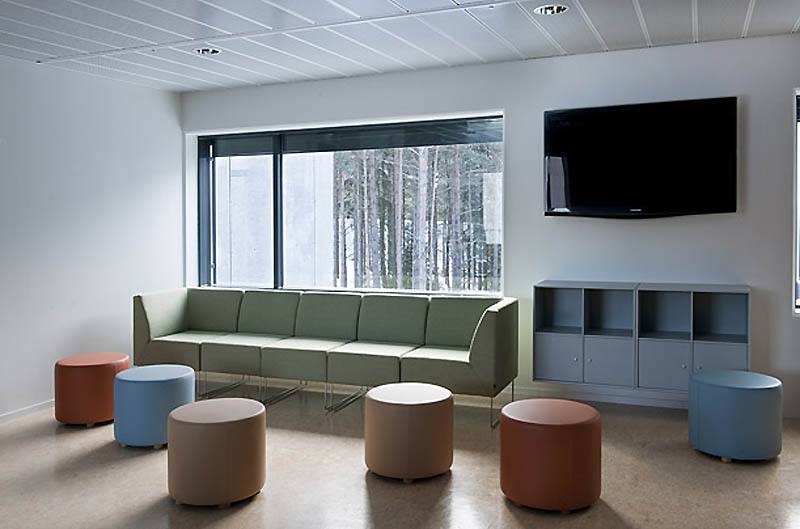 Prisión Halden (Noruega).Entre cada 10 o 12 habitaciones hay una cocina, sala de estar y las paredes están decoradas con obras de reconocidos artistas contemporáneos por valor de 1 millón de euros.