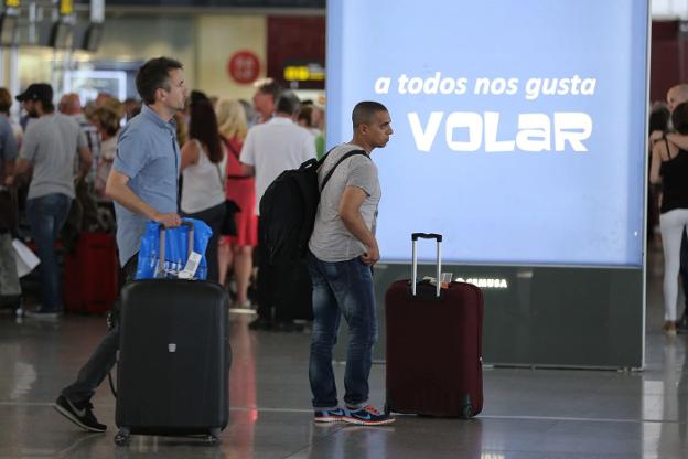 Viajeros, en la T3 del aeropuerto de Málaga, para facturar sus equipajes.