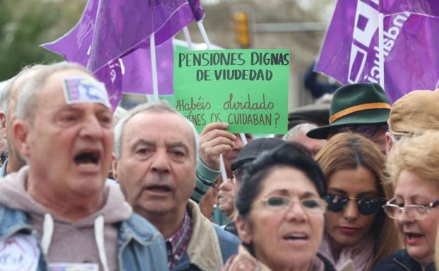 Decenas de miles de personas toman el Centro de Málaga en defensa de las pensiones