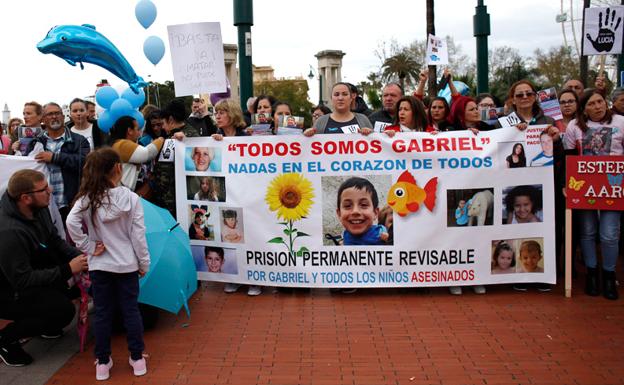 Un momento de la concentración en la Plaza de la Marina.