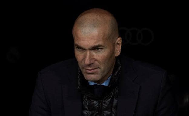 Zinedine Zidane, en el banquillo durante el Real Madrid-Girona