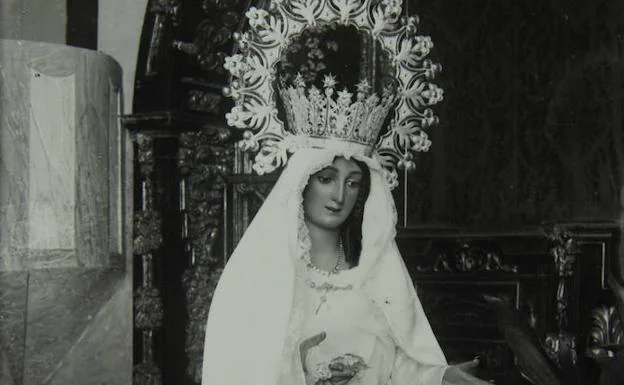 Fotografia de la Virgen del Rocío en la iglesia en 1931.