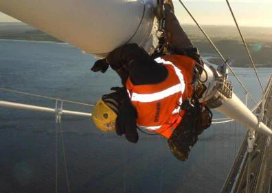 Imagen secundaria 1 - Un operario permanece suspendido en un edificio en Baréin. Reparación del puente Severn, entre Monmouthshire (Gales) y South Gloucestershire (Inglaterra). Trabajador de una plataforma petrolífera. 