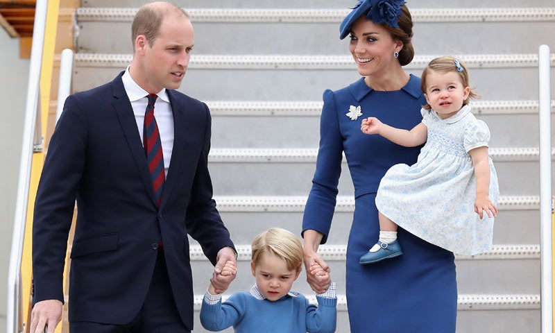Diseños coordinados de hermanos en tonos celestes que lucieron el príncipe George y la princesa Charlotte a su llegada a Canadá.