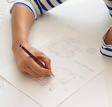 La malagueña Pepa González en su estudio acabando un boceto.