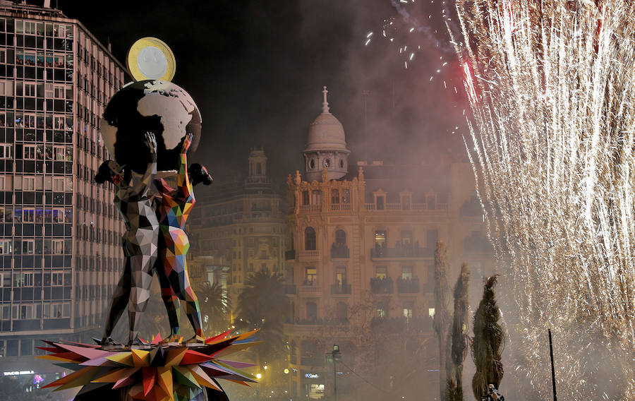 Las fallas infantiles son las primeras que sucumben al fuego en la noche de la Cremà en la que los 770 monumentos repartidos por Valencia acaban reducidos a cenizas