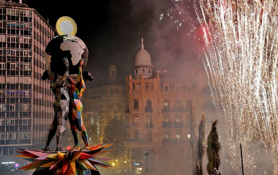 Las fallas infantiles son las primeras que sucumben al fuego en la noche de la Cremà en la que los 770 monumentos repartidos por Valencia acaban reducidos a cenizas