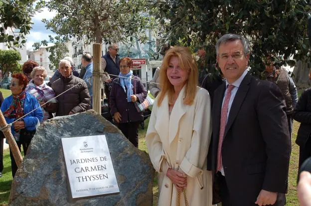 La baronesa y el alcalde, junto a la placa que da nombre a los jardines. :: charo márquez