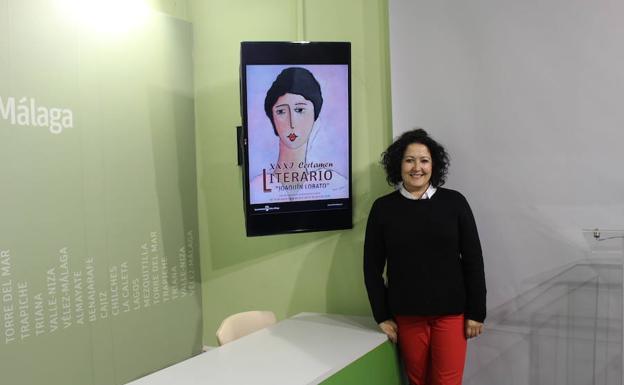 La concejala de Cultura, Cynthia García, con el cartel