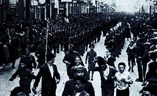 Las tropas de la Legión en calle Larios la mañana del Jueves Santo 2 de abril de 1931 tras el desembarco en el puerto.