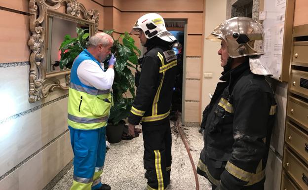 Los bomberos acuden al interior de la vivienda.