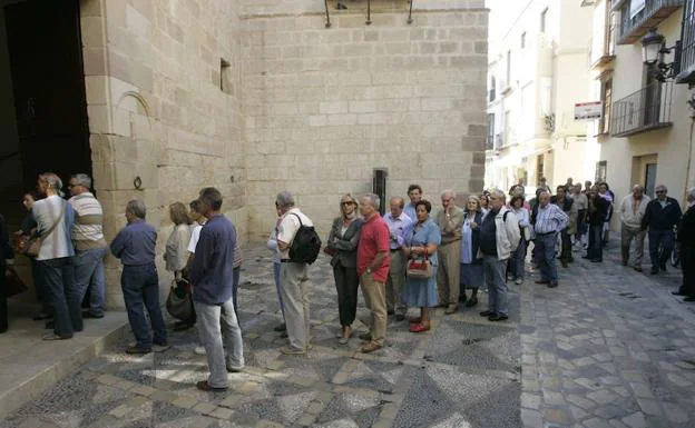 Foto de archivo de visitantes en cola para entrar al Museo Picasso Málaga. 