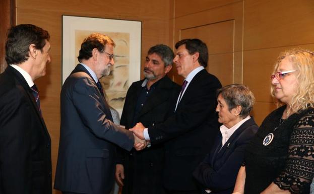 Reunión entre Rajoy y familiares de víctimas que solicitan el mantenimiento de la prisión permanente revisable.