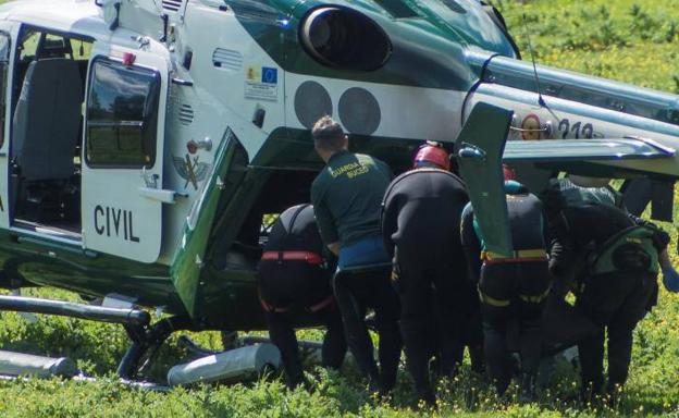 Un helicóptero de la Guardia Civil se dispone a evacuar el cadáver del agente de la Guardia Civil Diego Díez.