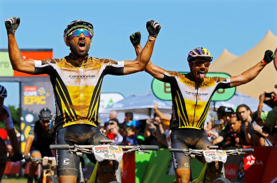 Segunda etapa de 110 kilómetros de la prueba sudafricana de bicicletas todoterreno (BTT) ABSA Cape Epic, considerada una de las más duras del mundo y conocida como "el Tour de Francia de las BTT", en Ciudad del Cabo (Sudáfrica),