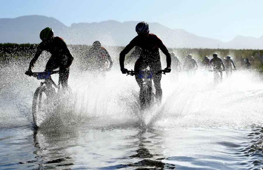 Segunda etapa de 110 kilómetros de la prueba sudafricana de bicicletas todoterreno (BTT) ABSA Cape Epic, considerada una de las más duras del mundo y conocida como "el Tour de Francia de las BTT", en Ciudad del Cabo (Sudáfrica),