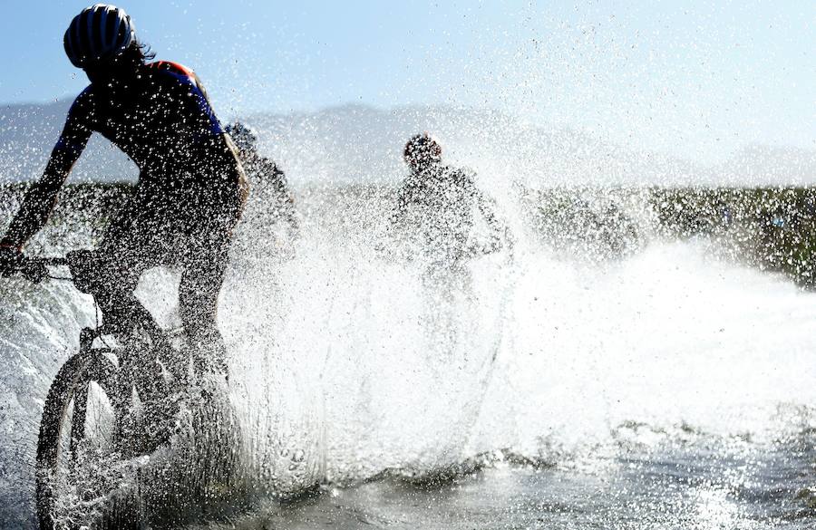 Segunda etapa de 110 kilómetros de la prueba sudafricana de bicicletas todoterreno (BTT) ABSA Cape Epic, considerada una de las más duras del mundo y conocida como "el Tour de Francia de las BTT", en Ciudad del Cabo (Sudáfrica),