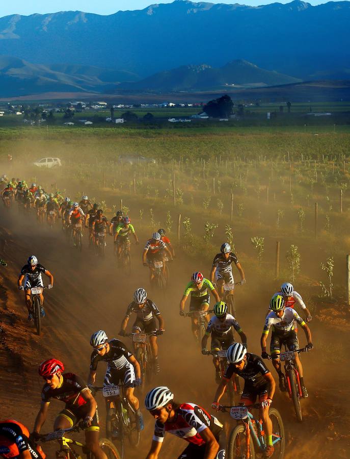 Segunda etapa de 110 kilómetros de la prueba sudafricana de bicicletas todoterreno (BTT) ABSA Cape Epic, considerada una de las más duras del mundo y conocida como "el Tour de Francia de las BTT", en Ciudad del Cabo (Sudáfrica),
