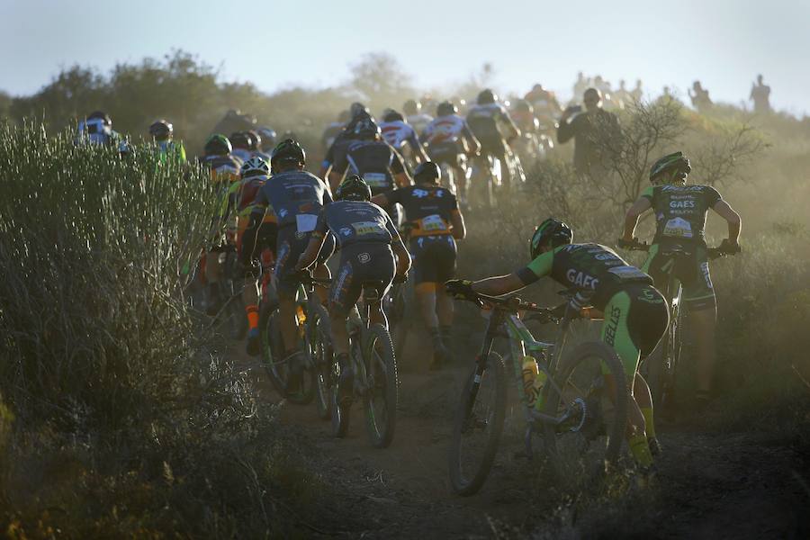 Segunda etapa de 110 kilómetros de la prueba sudafricana de bicicletas todoterreno (BTT) ABSA Cape Epic, considerada una de las más duras del mundo y conocida como "el Tour de Francia de las BTT", en Ciudad del Cabo (Sudáfrica),