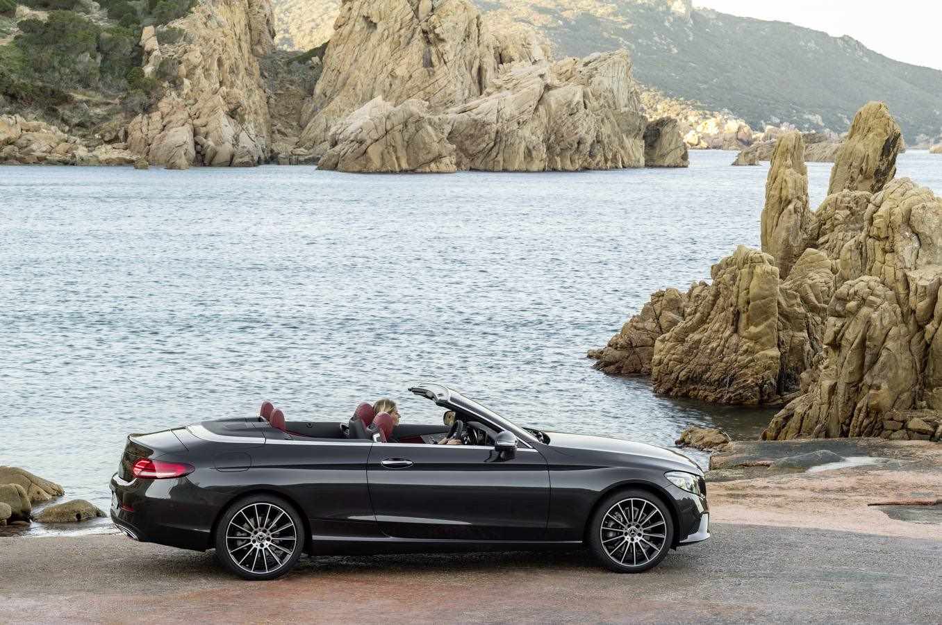 La nueva Clase C crece con los modelos de dos puertas en versiones cupé y cabrio. Además, y como tope de gama, figura el espectacular AMG C 43 con un motor de seis cilindros y tres litros que rinde una potencia de 390 CV. Los nuevos modelos llegarán a los concesionarios en julio.