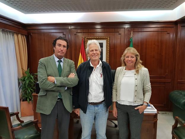El secretario de la Triple A, Jan Weima, junto a Carlos Alcalá y Ángeles Muñoz, el lunes en Alcaldía.