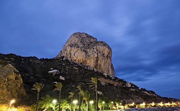 Vista nocturna del peñón de Ifach, en Calpe.