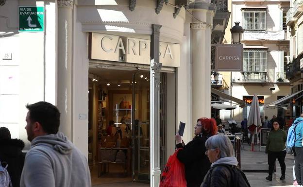 Colocan carteles para señalizar las vías de evacuación en el Centro en caso de avalanchas en Semana Santa