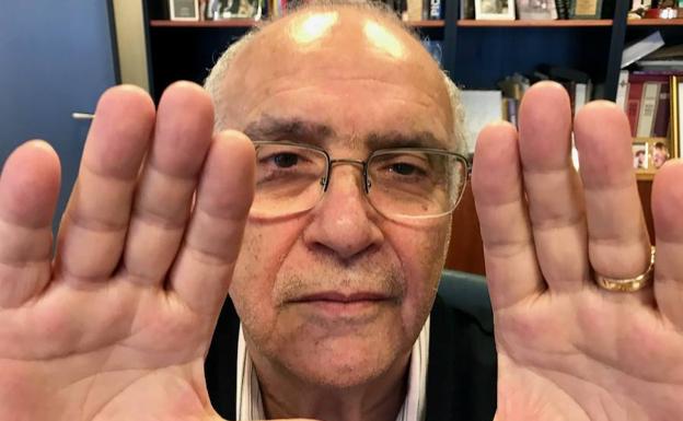 Juan Rosén muestras sus manos, las que han bordado cientos de piezas, ayer en la redacción de SUR.