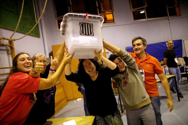 Urna utilizada en el referéndum del 1-0. :: J. Nazca / reuters