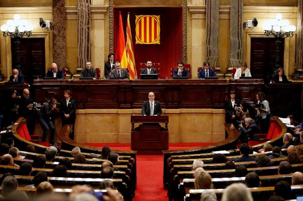 El candidato a presidir
la Generalitat, Jordi Turull,
se dirige al Parlament durante
el debate de investidura.
:: Alberto Estévez / efe
